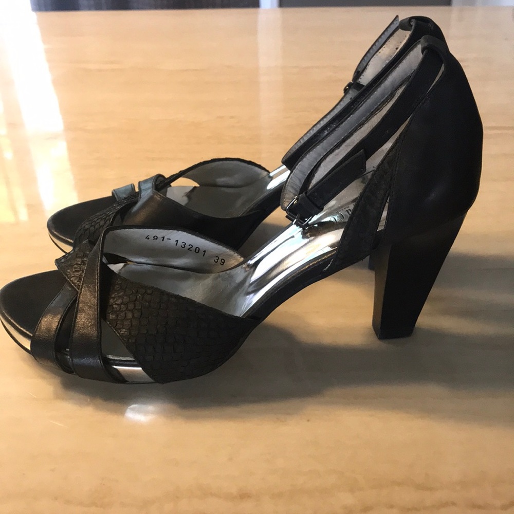 ❣️NEW❣️Black embossed ankle strap heels